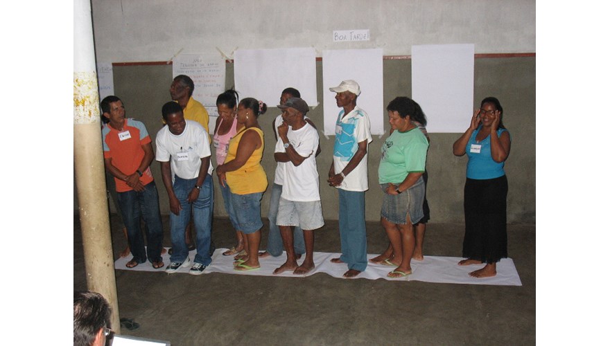 Comunidade participa da dinâmica 'Travessia do barco'. ©mjb